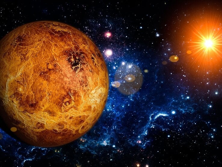 Eine künstlerische Darstellung des Planeten Venus im Weltraum. Die Oberfläche des Planeten erscheint rötlich-golden mit markanten Strukturen und Kratern. Im Hintergrund leuchtet eine strahlende Sonne, die warme Lichtreflexe erzeugt, während das Universum mit blauen und violetten Nebeln sowie zahlreichen funkelnden Sternen erstrahlt.