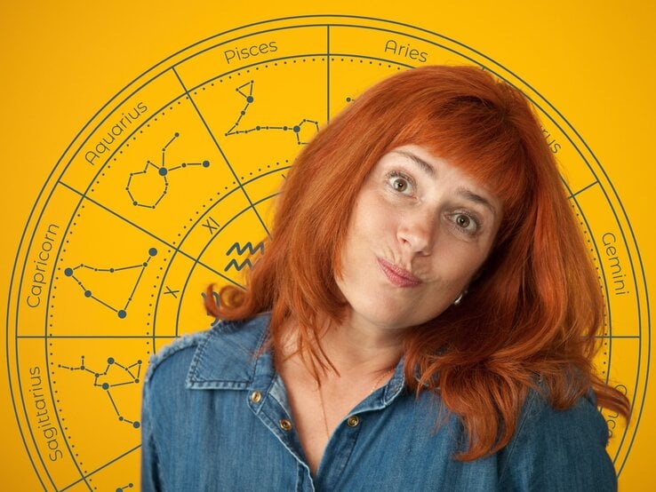 Frau mit roten Haaren in Jeanshemd steht vor einem gelben Hintergrund mit einem großen astrologischen Tierkreis. Die Sternzeichen und ihre Symbole sind kreisförmig um sie herum angeordnet. Die Frau schaut mit einem leicht schiefen Lächeln und fragendem Gesichtsausdruck in die Kamera. Das Bild vermittelt einen humorvollen, aber auch nachdenklichen Blick auf das Thema Horoskop und Pechsträhnen.