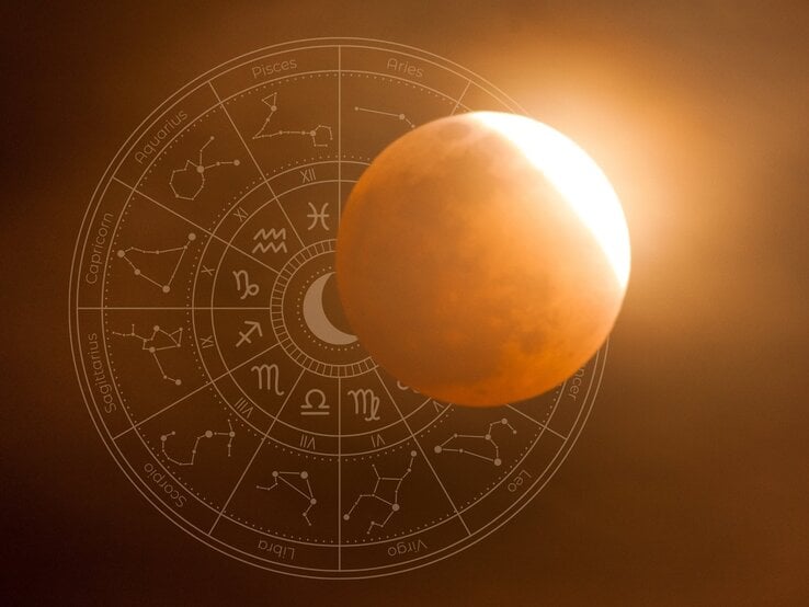Eine Fotomontage zeigt eine Mondfinsternis, bei der der Mond teilweise vom Schatten der Erde bedeckt ist und in einem rötlichen Licht erscheint. Im Hintergrund ist ein astrologisches Rad mit den zwölf Tierkreiszeichen und ihren Sternbildern zu sehen. Die Komposition verbindet das astronomische Phänomen mit der symbolischen Bedeutung in der Astrologie. Die Farbstimmung ist warm mit goldenen und bräunlichen Tönen.