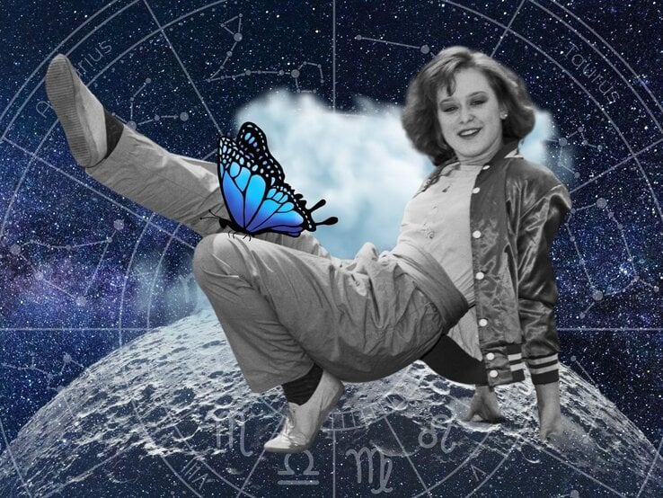 Eine junge Frau in Retro-Kleidung macht eine akrobatische Bewegung und lächelt dabei. Ihr Bild ist in Schwarz-Weiß gehalten, während der Hintergrund eine kosmische Szene mit Sternbildern und astrologischen Symbolen zeigt. Ein großer, leuchtend blauer Schmetterling sitzt auf ihrer Hose. Die gesamte Komposition wirkt surreal und symbolträchtig, als würde sie Leichtigkeit und Transformation im Universum darstellen.
