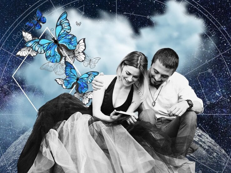 Ein glückliches Paar sitzt zusammen und lächelt, während sie gemeinsam in ein kleines Buch oder eine Notiz schauen. Die Szene ist in Schwarz-Weiß gehalten, während der Hintergrund ein kosmisches Sternenbild mit astrologischen Symbolen zeigt. Um sie herum fliegen mehrere leuchtend blaue Schmetterlinge, die teilweise in eine gezeichnete Form übergehen. Die Atmosphäre wirkt magisch, träumerisch und symbolisiert Transformation, Liebe und Leichtigkeit.