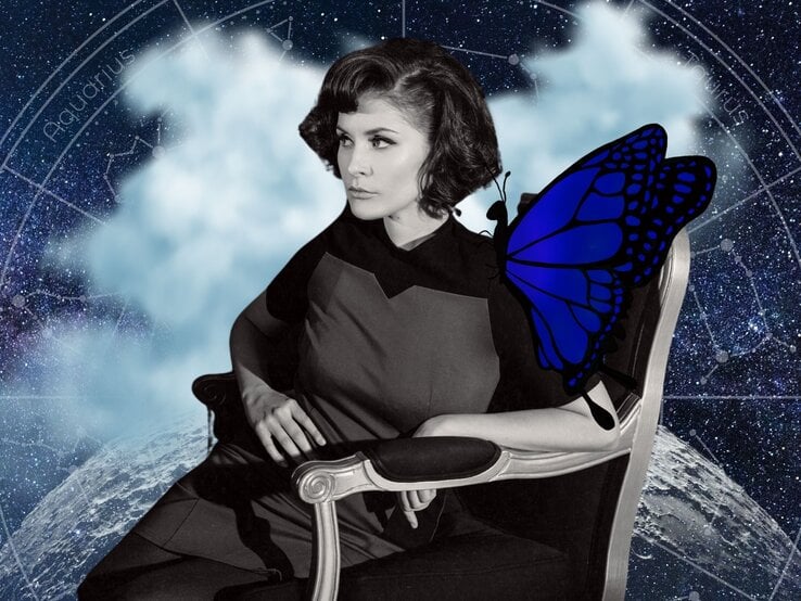 Eine stilvoll gekleidete Frau mit einem eleganten Retro-Look sitzt in einem antiken Sessel und blickt nachdenklich zur Seite. Ihr Bild ist in Schwarz-Weiß gehalten, während der Hintergrund ein kosmisches Sternenbild mit astrologischen Symbolen zeigt. Ein großer, leuchtend blauer Schmetterling sitzt auf ihrer Schulter. Die Szene wirkt mystisch und symbolisiert möglicherweise Transformation, innere Reflexion oder einen bedeutenden Wandel.
