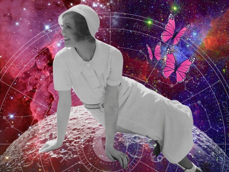 Collage mit einer fröhlich lächelnden Frau im Vintage-Stil in Schwarz-Weiß, die scheinbar auf einem Mond oder Planeten sitzt. Im Hintergrund ein bunter, kosmischer Raum mit Sternbildern und astrologischen Zeichen, ergänzt durch drei pinke Schmetterlinge, die durch das Bild fliegen.