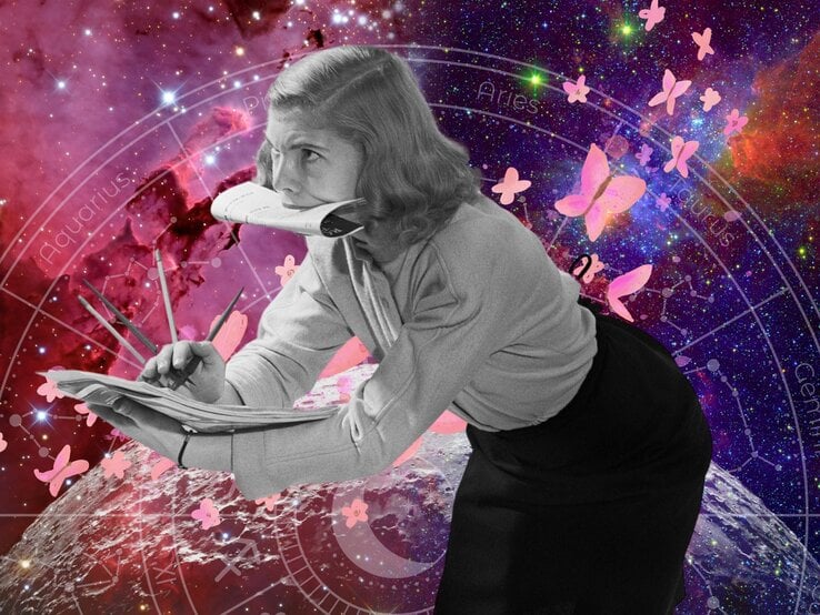 Collage mit einer konzentrierten Frau im Schwarz-Weiß-Stil, die mit einem Stift in der Hand in ein Notizbuch schreibt, während sie eine Zeitung im Mund hält. Im Hintergrund ein leuchtender Weltraum mit Sternzeichen und astrologischen Symbolen. Zahlreiche rosa Schmetterlinge und schwebende Stifte erzeugen eine kreative, leicht chaotische Atmosphäre.