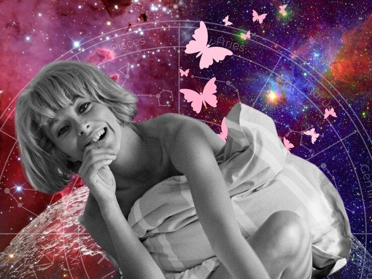 Collage mit einer lachenden Frau im Schwarz-Weiß-Stil, eingehüllt in eine Decke, vor einem farbenprächtigen Weltraum-Hintergrund mit Sternbildern und astrologischen Zeichen. Um sie herum fliegen zahlreiche rosa Schmetterlinge, die eine verträumte und verspielte Stimmung erzeugen.