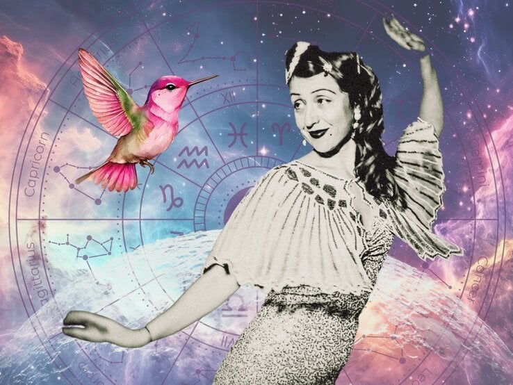 Fröhliche Frau im Vintage-Stil (schwarz-weiß) mit aufwendiger Frisur und gemustertem Kleid tanzt mit erhobenen Armen. Im Hintergrund ein farbenprächtiges Universum mit Sternennebeln, Planeten und einem astrologischen Tierkreis mit Zeichen wie Schütze, Steinbock und Wassermann. Ein leuchtend pink-grüner Kolibri schwebt links im Bild und unterstreicht die heitere, verspielte Stimmung – Symbol für Glück, Leichtigkeit und magische Momente.