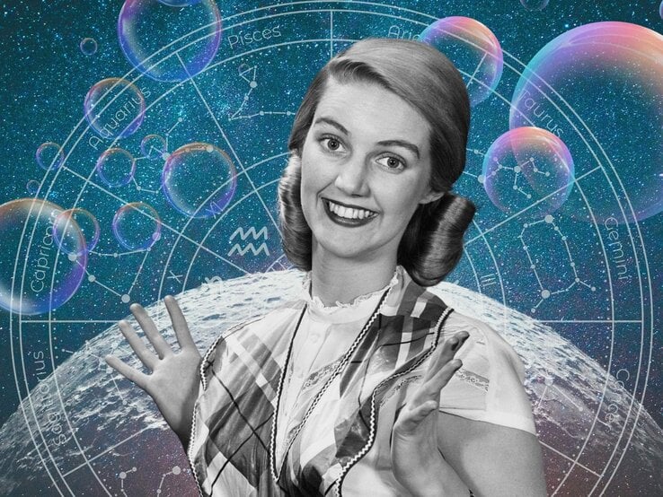 Eine Frau in schwarz-weiß sitzt vor einem Hintergrund, der das Universum und seine Sterne zeigt.  Neben ihr ist ein Tierkreis mit den Symbolen der 12 Sternzeichen zu sehen und Seifenblasen. Das Bild macht einen mystischen Eindruck.