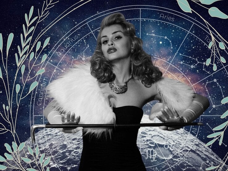 Eine Frau in schwarz-weiß hat einen Pelz um die Schultern und hält mit beiden Händen einen Gehstock vor dem Oberkörper. Sie steht vor einem Hintergrund, der das Universum und seine Sterne zeigt. Im Hintergrund ist außerdem ein Tierkreis mit den Symbolen der 12 Sternzeichen, der wiederum umgeben ist von einer Blätterranke. Das Bild macht einen mystischen Eindruck.