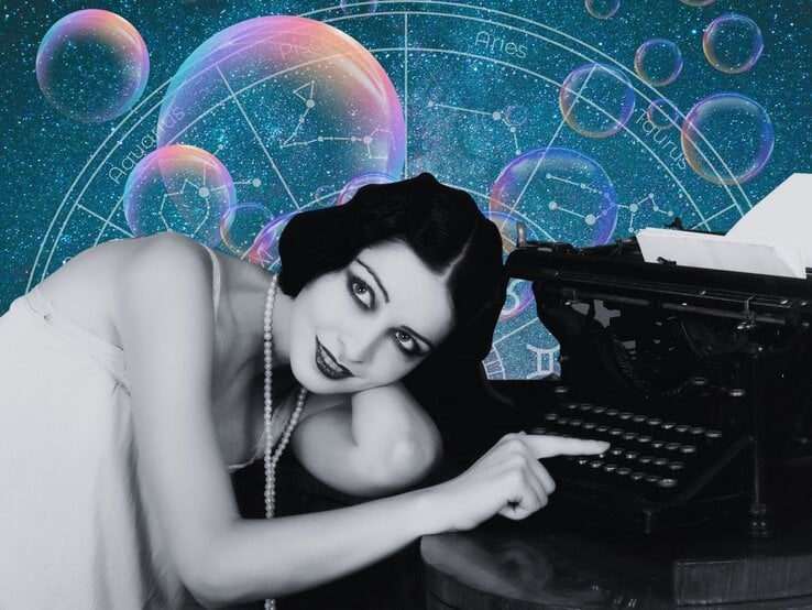 Eine Frau in schwarz-weiß sitzt an einer Schreibmaschine vor einem Hintergrund, der das Universum und seine Sterne zeigt und einem Tierkreis mit den Symbolen der 12 Sternzeichen. Neben ihnen sind Seifenblasen zu sehen. Das Bild macht einen mystischen Eindruck.