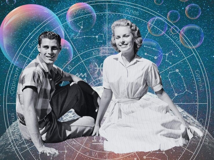 Ein Paar in schwarz-weiß sitzt vor einem Hintergrund, der das Universum und seine Sterne zeigt und einem Tierkreis mit den Symbolen der 12 Sternzeichen. Neben ihnen sind Seifenblasen zu sehen. Das Bild macht einen mystischen Eindruck.