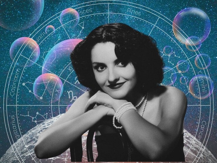 Eine Frau in schwarz-weiß sitzt vor einem Hintergrund, der das Universum und seine Sterne zeigt.  Neben ihr ist ein Tierkreis mit den Symbolen der 12 Sternzeichen zu sehen und Seifenblasen. Das Bild macht einen mystischen Eindruck.