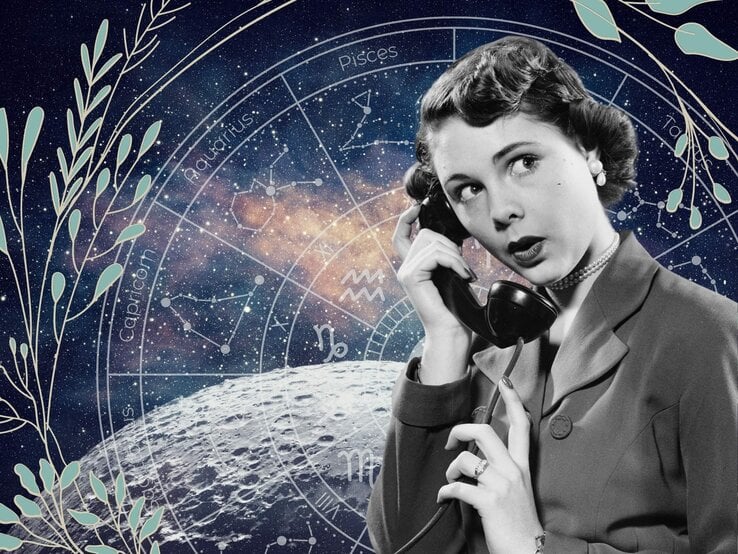 Eine Frau in schwarz-weiß hält einen Telefonhörer ans Ohr. Sie steht vor einem Hintergrund, der das Universum und seine Sterne zeigt. Im Hintergrund ist außerdem ein Tierkreis mit den Symbolen der 12 Sternzeichen, der wiederum umgeben ist von einer Blätterranke. Das Bild macht einen mystischen Eindruck.
