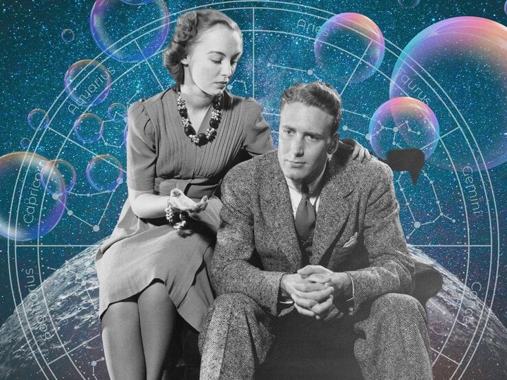 Ein Paar in schwarz-weiß sitzt vor einem Hintergrund, der das Universum und seine Sterne zeigt und einem Tierkreis mit den Symbolen der 12 Sternzeichen. Neben ihnen sind Seifenblasen zu sehen. Das Bild macht einen mystischen Eindruck.