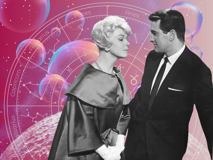 Ein Paar in schwarz-weiß steht vor einem Hintergrund, der das Universum und seine Sterne zeigt und einem Tierkreis mit den Symbolen der 12 Sternzeichen. Neben ihnen sind Seifenblasen zu sehen. Das Bild macht einen mystischen Eindruck.