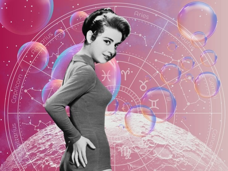 Eine Frau in schwarz-weiß steht vor einem Hintergrund, der das Universum und seine Sterne zeigt und einem Tierkreis mit den Symbolen der 12 Sternzeichen. Neben ihnen sind Seifenblasen zu sehen. Das Bild macht einen mystischen Eindruck.