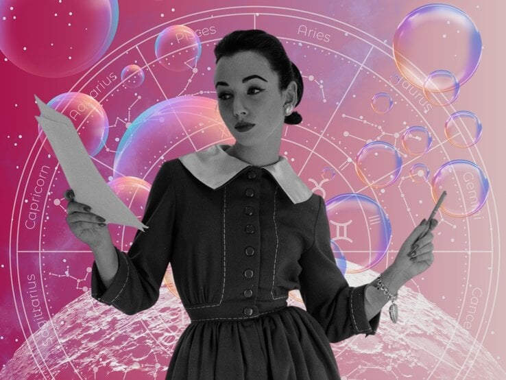 Eine Frau in schwarz-weiß steht vor einem Hintergrund, der das Universum und seine Sterne zeigt und einem Tierkreis mit den Symbolen der 12 Sternzeichen. Neben ihnen sind Seifenblasen zu sehen. Das Bild macht einen mystischen Eindruck.