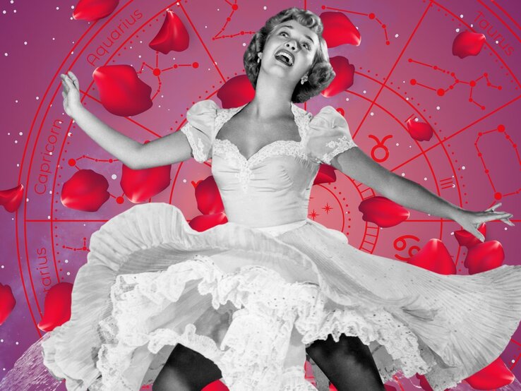 Schwarz-weißes Foto einer fröhlich tanzenden Frau im Retro-Stil mit wehender Rüschenrobe, vor einem rosa-violetten Hintergrund mit Tierkreiszeichen und fliegenden Rosenblättern – symbolisiert Glück und Leichtigkeit.