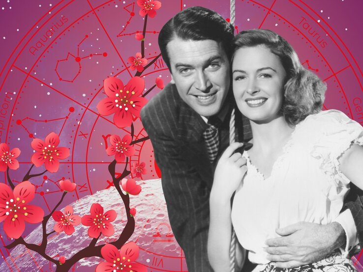 Schwarz-weißes Porträt eines glücklich lächelnden Paars im Retro-Stil, eingerahmt von rosafarbenen Kirschblüten und astrologischem Sternenrad – steht für Harmonie und Liebesglück.