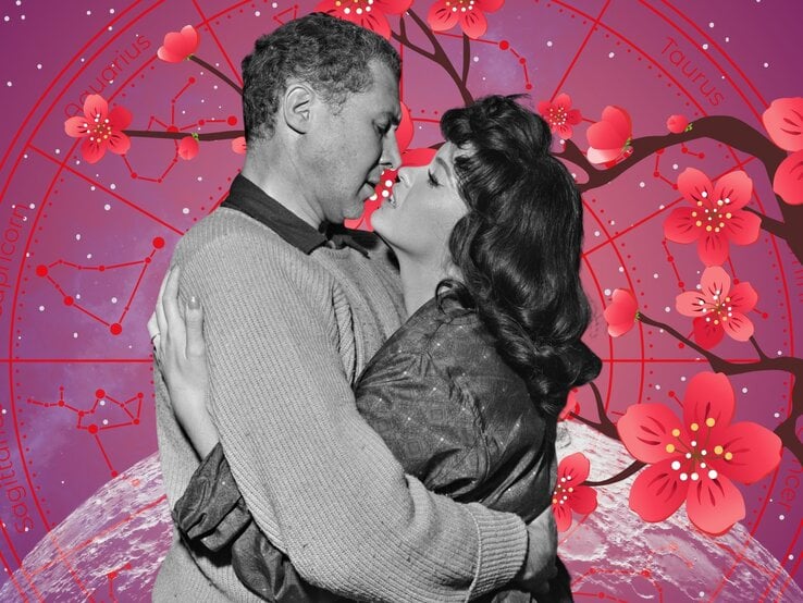Schwarz-weißes Vintage-Foto eines sich innig umarmenden Paares vor einem rosafarben-violetten astrologischen Hintergrund mit Tierkreiszeichen und blühenden Kirschblüten – symbolisiert Liebe, Nähe und romantische Verbundenheit.“
