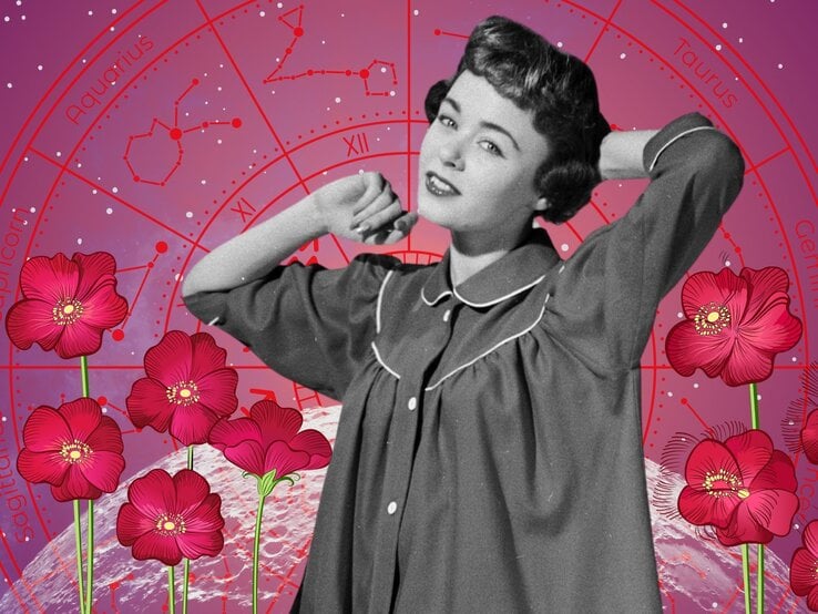 Retro-Fotografie einer lächelnden Frau im Nachthemd, die sich entspannt streckt. Umgeben von gezeichneten pinken Blüten auf einem astrologischen Hintergrund mit Sternzeichen – steht für Unbeschwertheit und astrologischen Wochenstart.