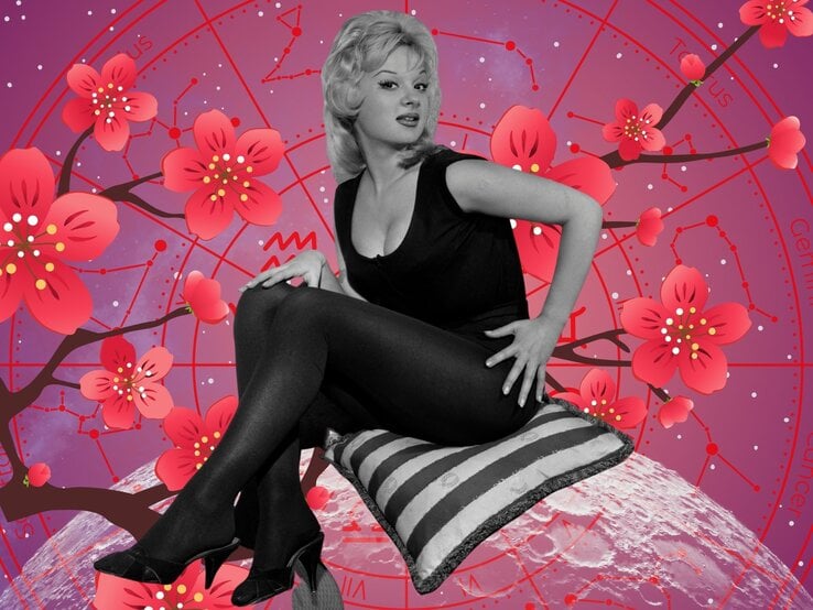 Frau im Vintage-Stil sitzt selbstbewusst auf einem gestreiften Kissen vor einem kosmischen Tierkreis mit rosa Blüten – Bildsymbol für Glück, Ausstrahlung und kosmisches Selbstvertrauen.