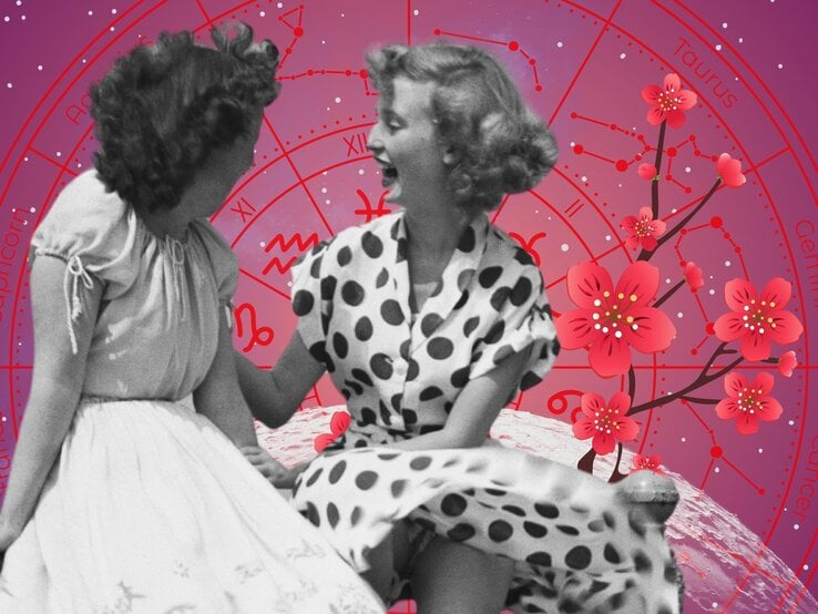 Zwei Frauen in Vintage-Kleidern lachen miteinander, der Hintergrund zeigt astrologische Sternzeichen und blühende Äste – vermittelt Leichtigkeit, Freude und spielerische Flirtenergie.“