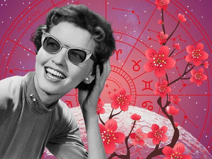 Schwarz-weiß Porträt einer lachenden Frau mit Retro-Sonnenbrille, im Hintergrund ein astrologisches Horoskop-Rad und blühende Kirschblüten vor pink-violettem Sternenhimmel. Symbolisiert Glück und Optimismus in Verbindung mit Sternzeichen.