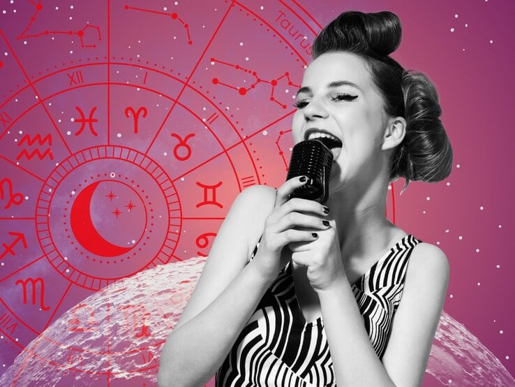 Schwarz-weißes Porträt einer lachenden Frau mit Retro-Frisur und gestreiftem Kleid, die ein Mikrofon hält. Im Hintergrund ein pink-violetter Sternenhimmel mit roten astrologischen Symbolen und Tierkreiszeichen.