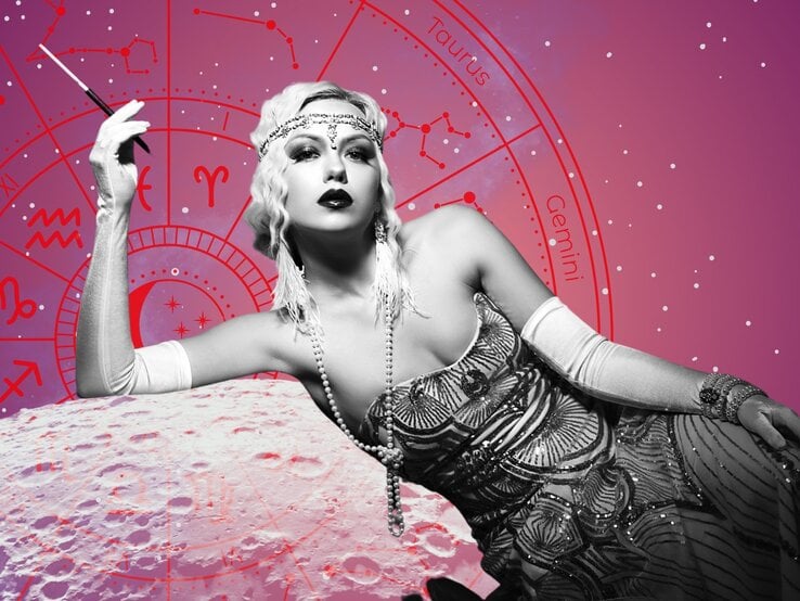 Schwarz-weißes Porträt einer elegant gekleideten Frau im Stil der 1920er Jahre mit langen Handschuhen, Perlenkette und Zigarettenspitze. Im Hintergrund ein pink-violetter Sternenhimmel mit roten astrologischen Symbolen und Tierkreiszeichen.
