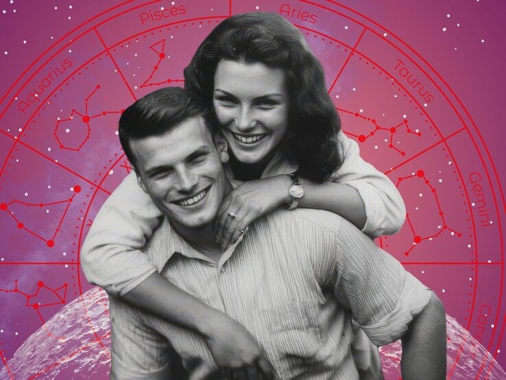 Schwarz-weißes Porträt eines Paares im retro-Stil. Er nimmt sie Huckepack. Im Hintergrund ein pink-violetter Sternenhimmel mit roten astrologischen Symbolen und Tierkreiszeichen.