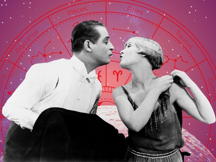Schwarz-weißes Porträt eines stilvoll gekleideten Paares in Abendgarderobe, das sich zum Kuss nähert. Im Hintergrund ein pink-violetter Sternenhimmel mit roten astrologischen Symbolen und Tierkreiszeichen.