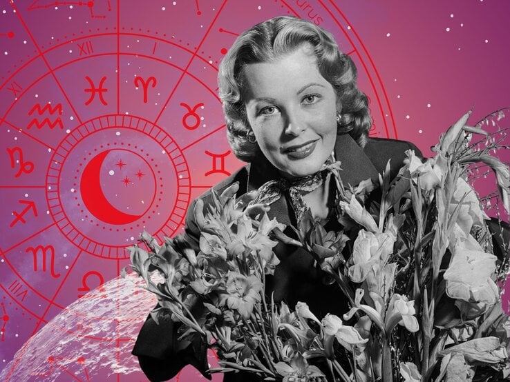 Eine lächelnde Frau mit welligem Haar, umgeben von einem Strauß aus Lilien und Gladiolen, posiert vor einem astrologischen Rad mit Mondsymbol. Ihr retro-inspiriertes Outfit und der florale Vordergrund kontrastieren mit dem modernen, kosmischen Hintergrund.