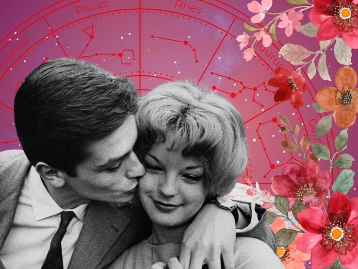 Romantisches Retro-Foto eines jungen Paares: Ein Mann in Anzug und Krawatte küsst eine lächelnde Frau auf die Wange, die sich an ihn lehnt. Im Hintergrund ist ein pink-violetter Sternenhimmel mit astrologischen Sternzeichen wie Pisces, Aries und Taurus zu sehen. Umrahmt wird die Szene von farbenfrohen Blumenillustrationen in Rot, Rosa und Orange – eine verspielte Mischung aus Nostalgie, Liebe und Astrologie.