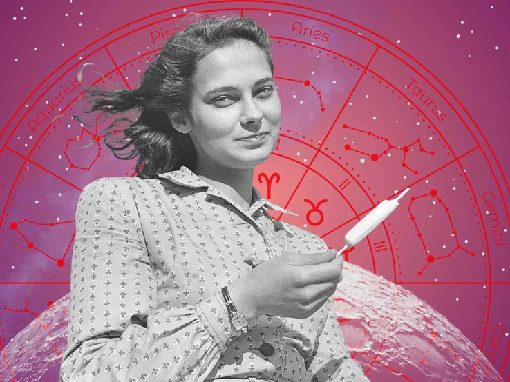 Junge Frau mit Retro-Charme hält ein Eis am Stiel vor einem astrologischen Hintergrund mit Tierkreiszeichen und Sternbildern – Symbolbild für Horoskop, Sommerstimmung und Sternzeichen-Einflüsse.