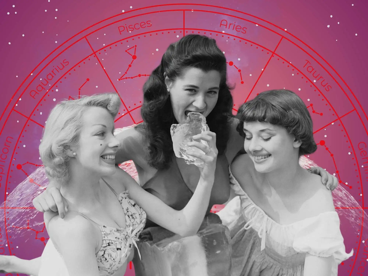 Drei fröhliche Frauen im Vintage-Stil lachen zusammen, eine hält ein riesiges Stück Eis. Dahinter ein astrologisches Horoskop-Rad. Symbol für Lebensfreude, Freundschaft und gute Sterne.