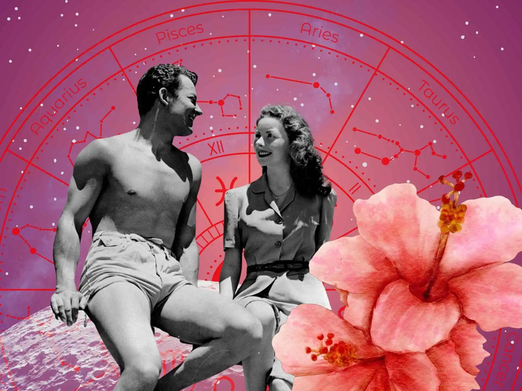 Schwarz-weiß Foto eines lächelnden Paares im Vintage-Look, das sich vor einem astrologischen Tierkreis-Hintergrund gegenüber sitzt. Im Vordergrund große Hibiskusblüten. Thema: Sommerflirts und Sternzeichen.