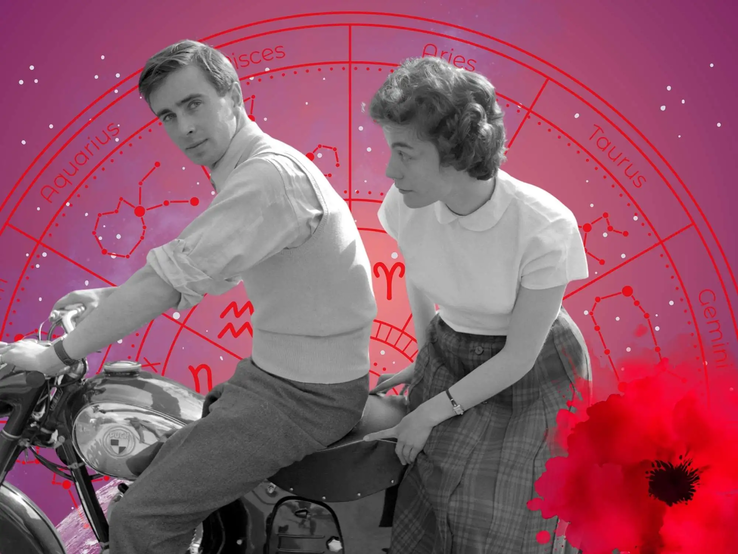 Junges Paar auf einem Motorrad – er schaut in die Ferne, sie beugt sich zu ihm – vor einem Sternzeichenkreis, als Sinnbild für flirtende Spannung und Abenteuerlust.