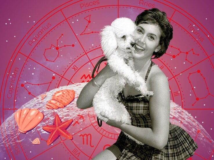 Frau in Retro-Badeanzug hält lächelnd einen weißen Pudel im Arm, vor einem pink-violetten Hintergrund mit Tierkreiszeichen, Sternenkonstellationen und Muscheln auf einer Mondsichel.