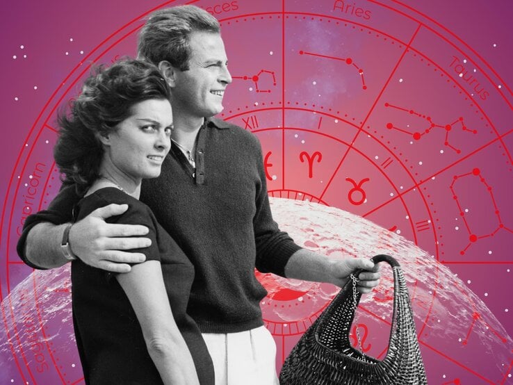 Ein Paar im Vintage-Look steht Arm in Arm vor einem astrologischen Hintergrund mit Sternzeichenrad und Muscheln.