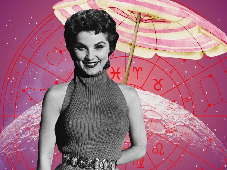 Schwarz-weißes Vintage-Foto einer lächelnden Frau im ärmellosen Rollkragenkleid mit breitem Gürtel, vor pinkem astrologischem Hintergrund mit Sternzeichen und großem Sonnenschirm.