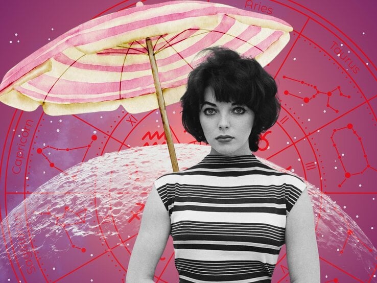 Schwarz-weißes Vintage-Foto einer ernst blickenden Frau im gestreiften ärmellosen Oberteil, vor pinkem astrologischem Hintergrund mit Sternzeichen und großem Sonnenschirm.
