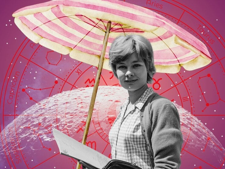 Schwarz-weißes Vintage-Foto einer lächelnden Frau im karierten Hemd und Strickjacke, die einen Ordner in der Hand hält, vor pinkem astrologischem Hintergrund mit Sternzeichen und großem Sonnenschirm.