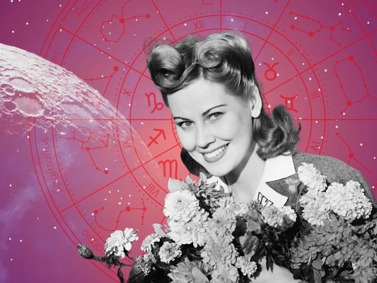 Lächelnde Frau mit Blumenstrauß vor einem pink-lilafarbenen Hintergrund mit Sternzeichenkreis und Mond – Symbolbild für ein Tageshoroskop.