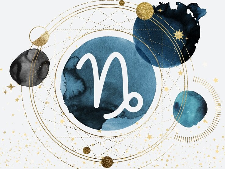 Drei Planeten in Aquarelltechnik in der Farbe Blau kreisen um einen vierten auf goldenen Bahnen, auf denen kleinere goldene Planeten zu sehen sind. Innerhalb des Planeten im Zentrum ist das astrologische Symbol des Sternzeichens Steinbock zu sehen.