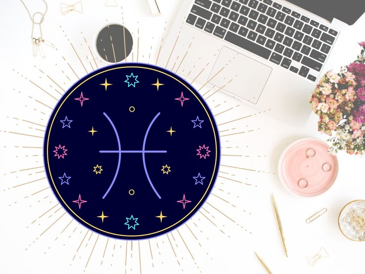 Draufblick auf einen Schreibtisch mit verschiedenen Utensilien wie goldene Kugelschreiber, Sicherheitsnadeln und der Tastatur eines Laptops. Links daneben das grafische Symbol des Sternzeichens Fische in einem dunkelblauen Kreis umgeben von gelben, pinken und hellblauen Sternen. | © Floral Deco, Julia Dreams und warmjuly via Canva.com [M]