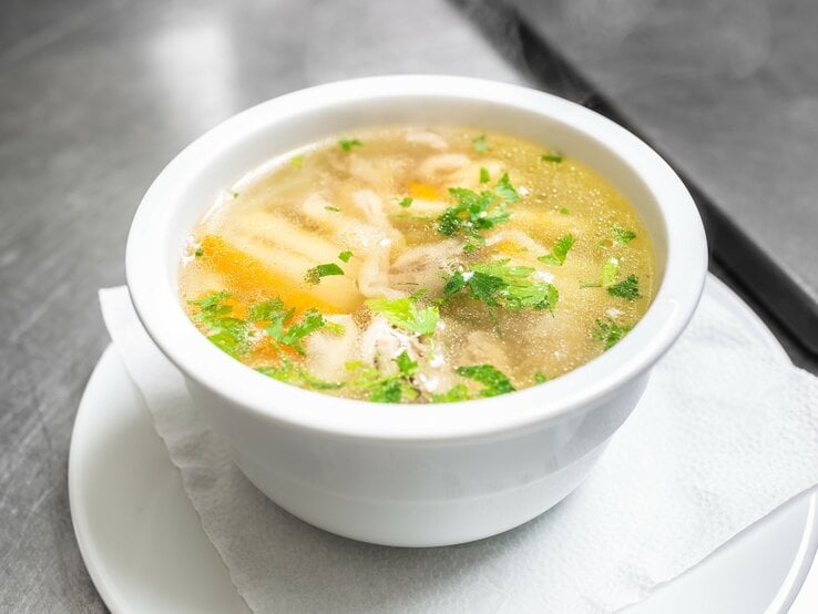 Hühnersuppe in weißer Schüssel. 