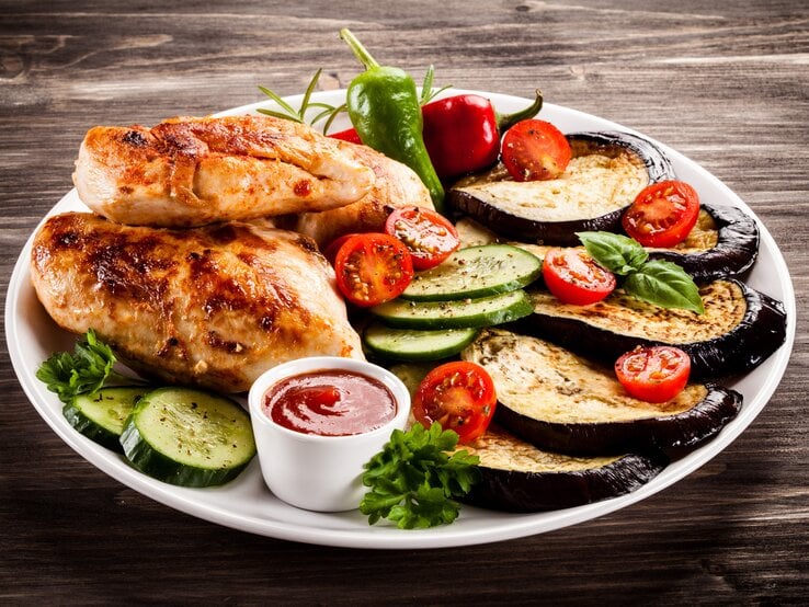 Ein Teller mit Hähnchen und gegrilltem Gemüse.  | © AdobeStock/Jacek Chabraszewski