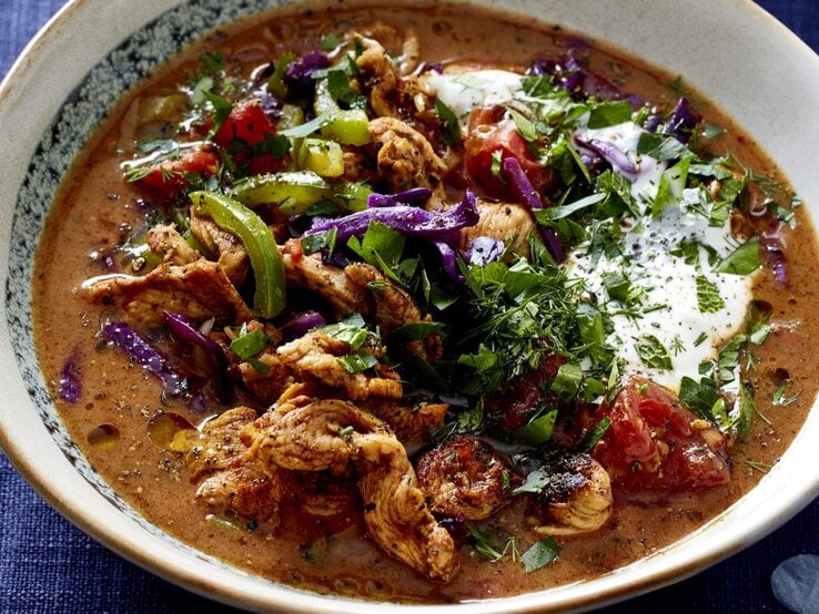 Ein heller Suppenteller mit der Dönersuppe auf einem Tisch mit blauer Tischdecke direkt von oben und nah fotografiert. | © EAT CLUB/ Isabell Triemer