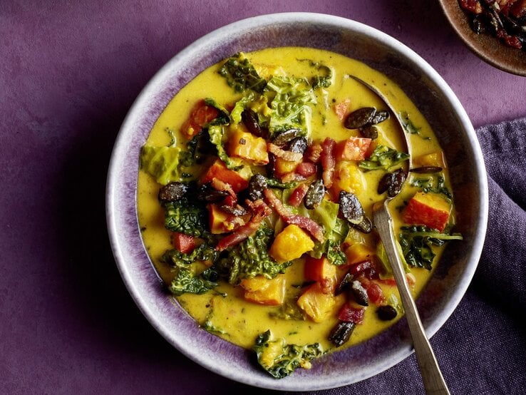 Draufsicht: Eine Schüssel mit einer Wirsing-Kürbis-Chowder.