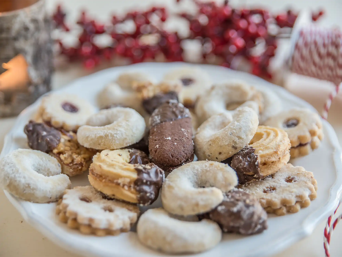 Weihnachtsplätzchen liegen auf einem Teller